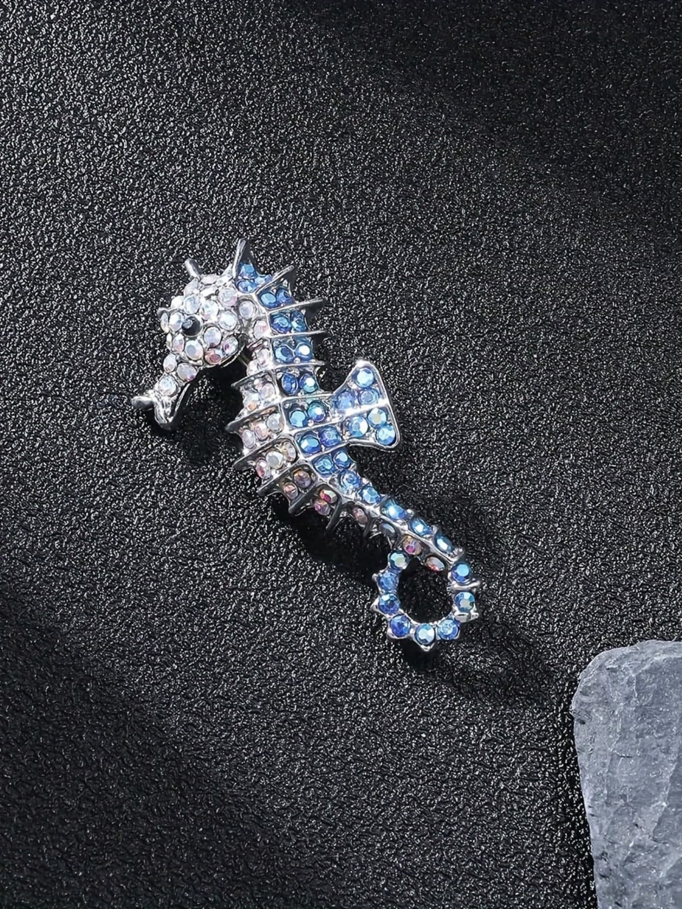 1pc Unique Crystal Studded Seahorse Design Brooch, Women's Casual Anti-Exposure Decorative Lapel Pin