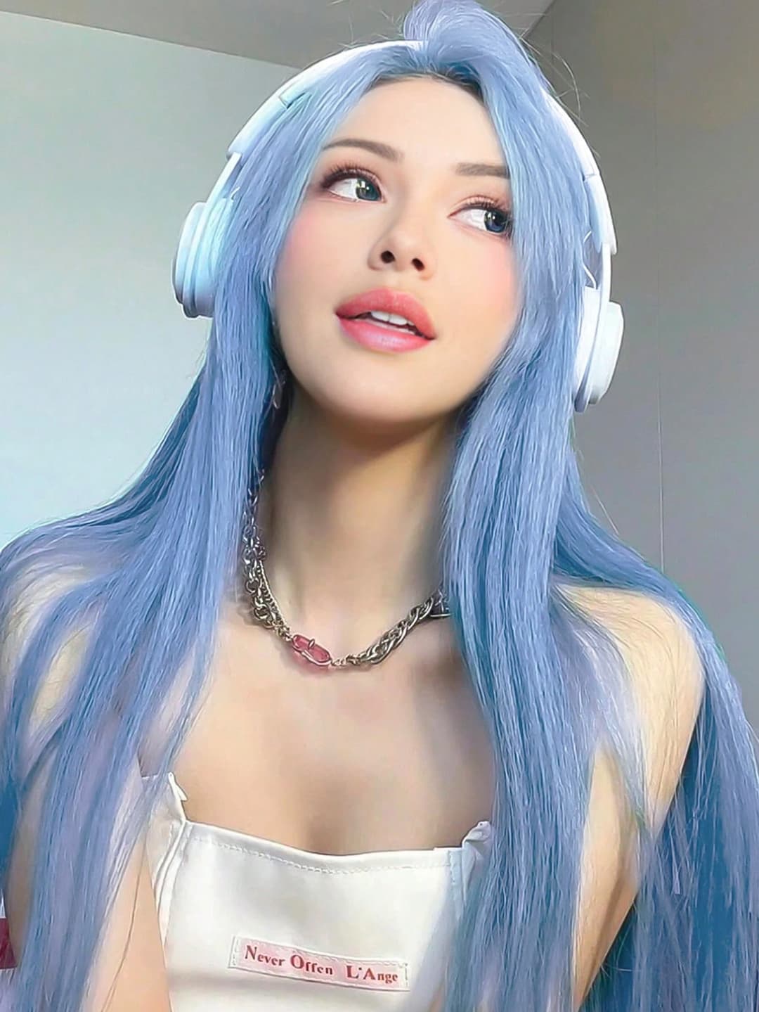 1 Piece Synthetic Heat-Resistant Straight Hair 24 Inch Long Straight Glacier Blue Wig Middle Part Bangs S-Shaped Hairline Natural Looking Soft Heat Resistant Wigs For Party Daily Use