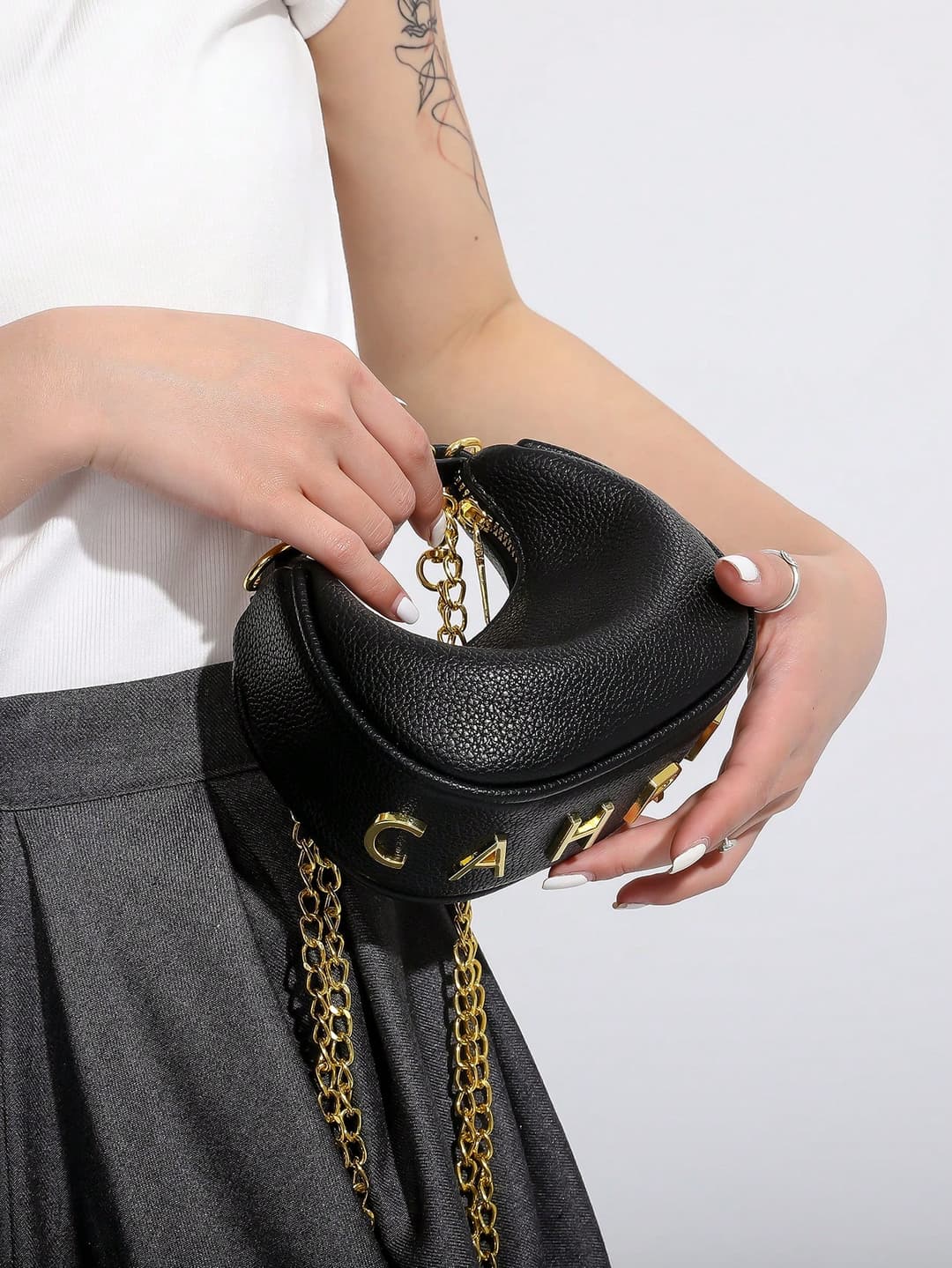 Summer New Fashion Retro Business Casual Transforming Crescent Moon Handbag, Vintage Mini Letter Decor Kids Handheld Bag, Retro Chic Simple Shoulder Messenger Chain Bag, Fashionable Lightweight Portable Dopamine Style Solid Color Faux Leather Bag With Metal Decor, Essential Autumn Winter Dumpling Style Women Bag
